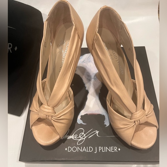 These are the cutest shoes!!!! Like new donald j pliner size 6 beige Napa heels - Picture 2 of 4